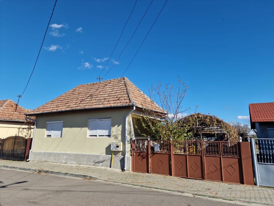 Casa de vanzare- zona str. Cooperatiei