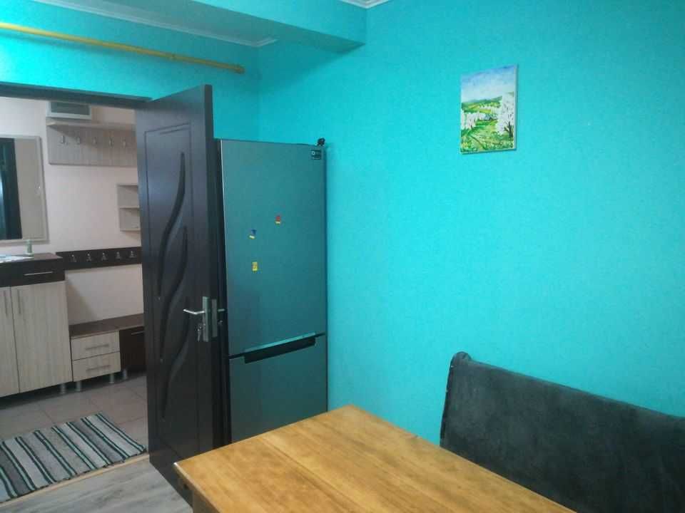 Închiriez apartament cu 2 camere