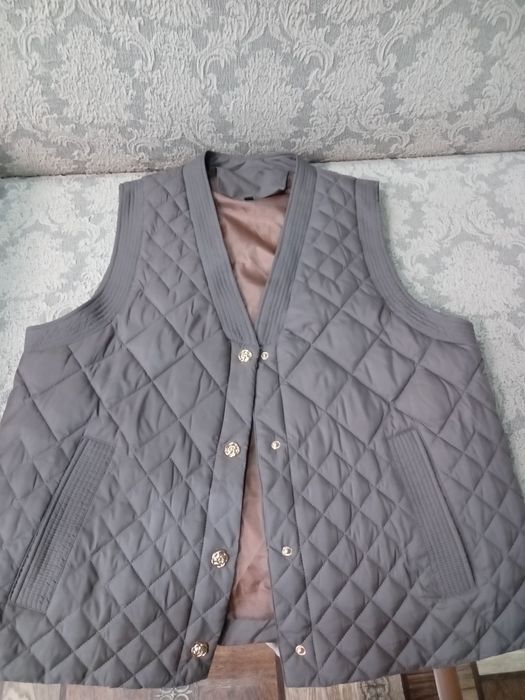 Продам новую безрукавка. Неподошел по размеру.48-50 размер.