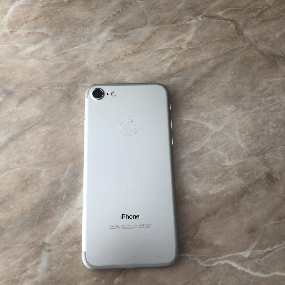 Продавам iphone 7
