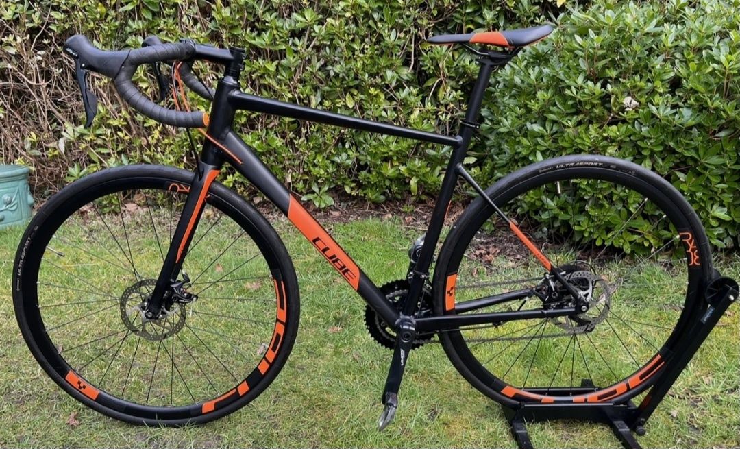 Cube Attain Pro Disc Road Bike / Carbon Forks / 56cm