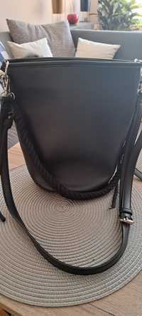 Черна чанта с плетена каишка