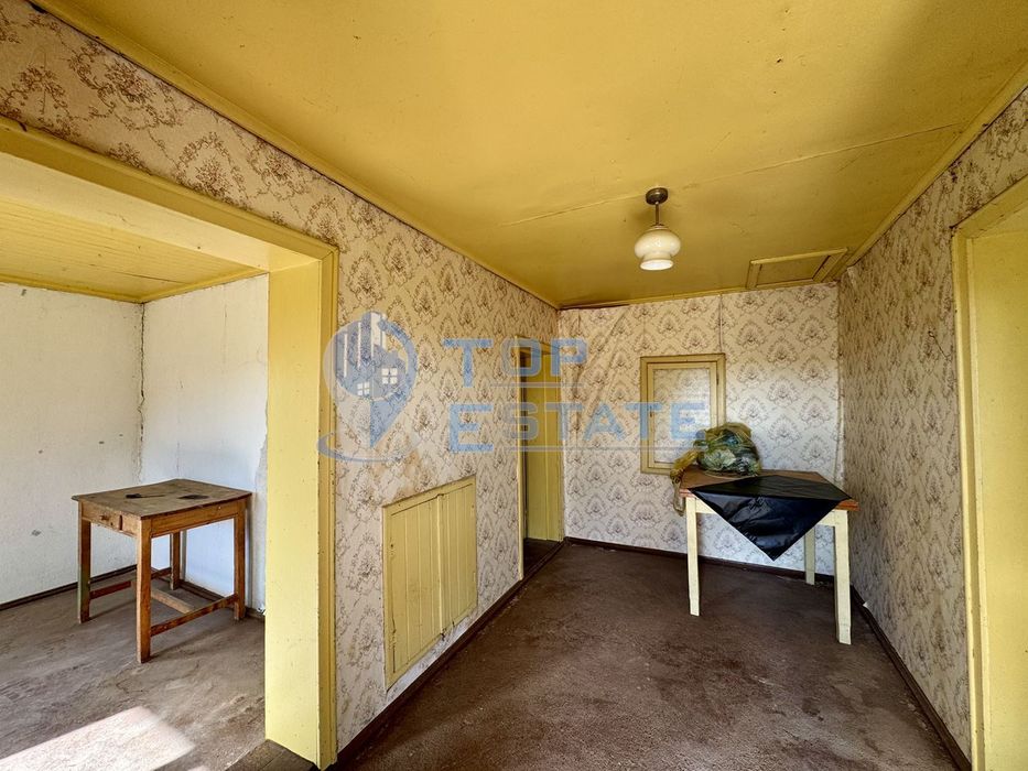 Тухлена къща с кладенец и допълнителна постройка в село Долна Липница