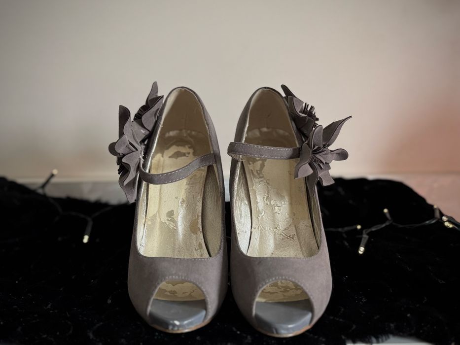 Обувки на висок ток