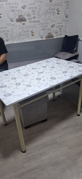 Продаётся кухонный стол