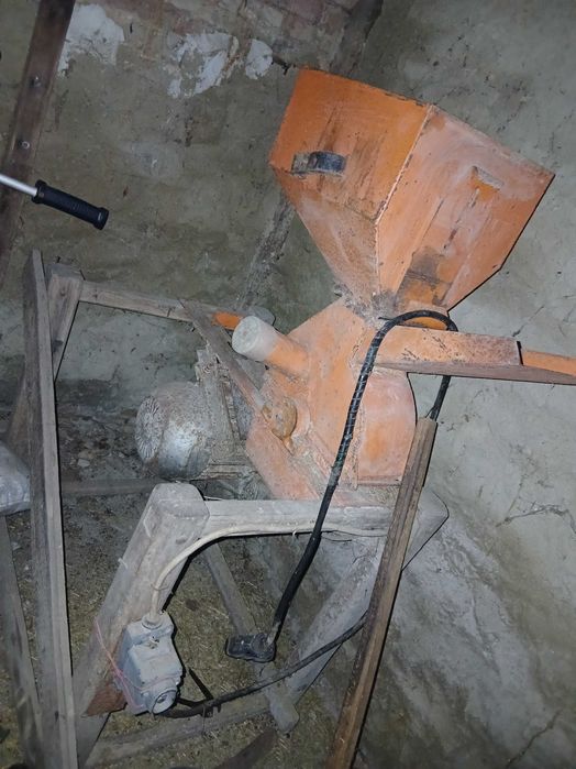 Продвам чисто нова гранул машина и две ярмомелки в добър вид