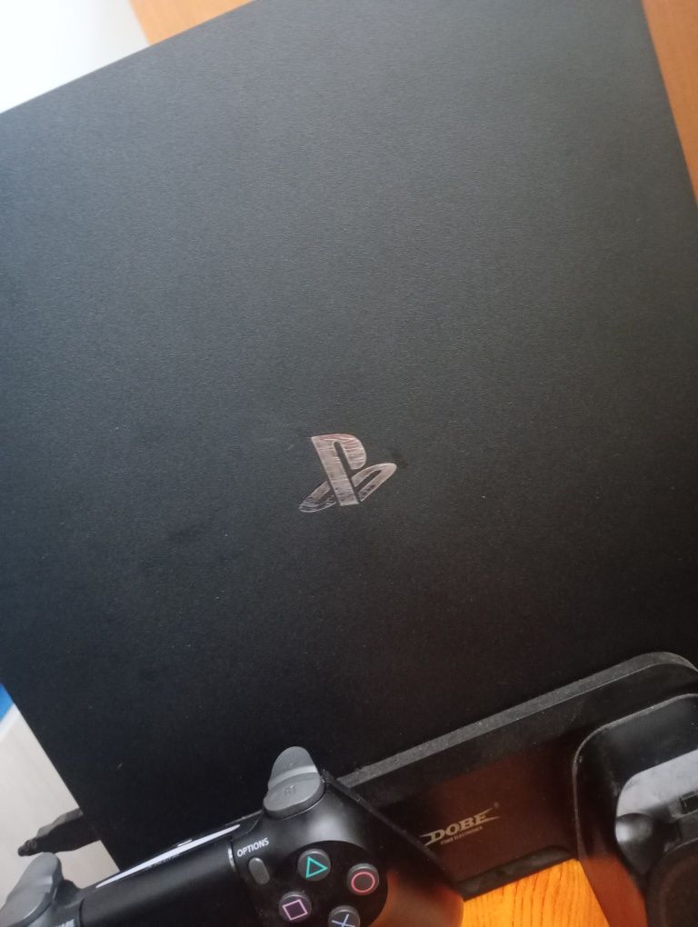 Playstation 4 PRO + 2 jocuri si statie de racire