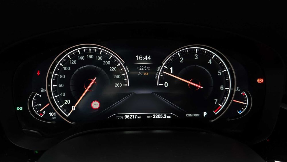 BMW 5-Series 520i Luxury   02