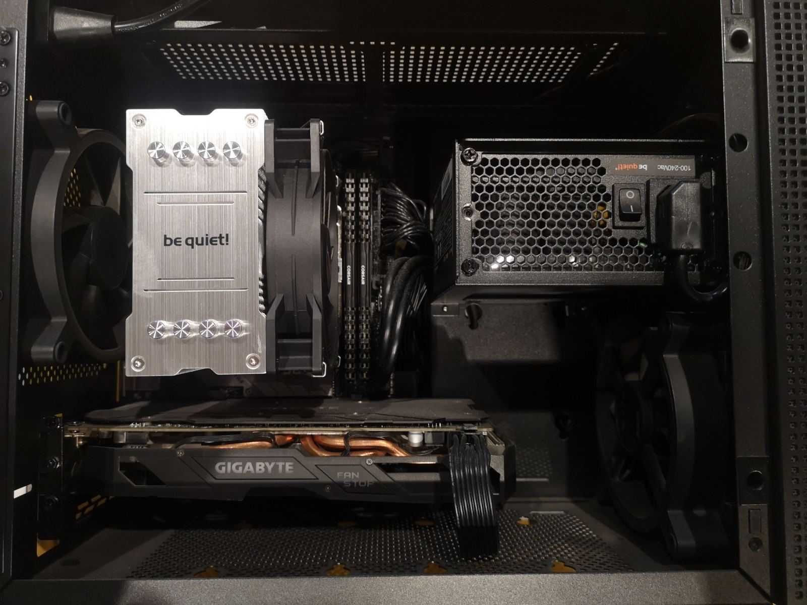 RAZER Tomahawk Mini-ITX PC - цял компютър