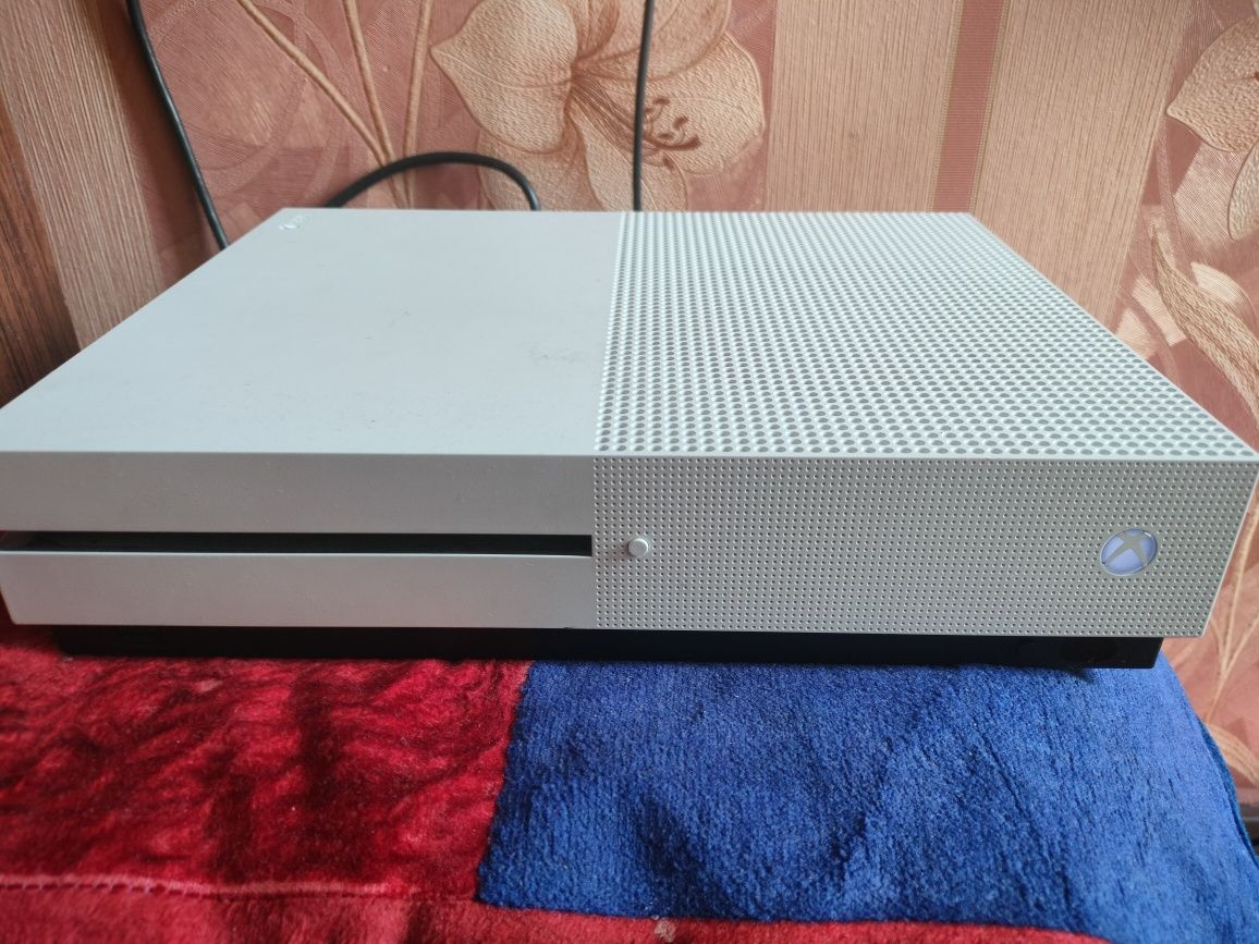 Xbox one, один джойстик и несколько дисковых игр