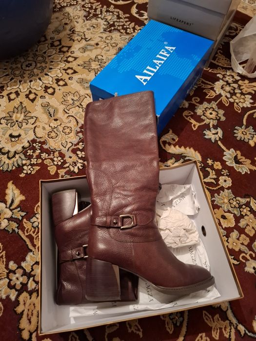 Сапоги зимние новые.  Купила весной , голени тесновато., каблук высоки