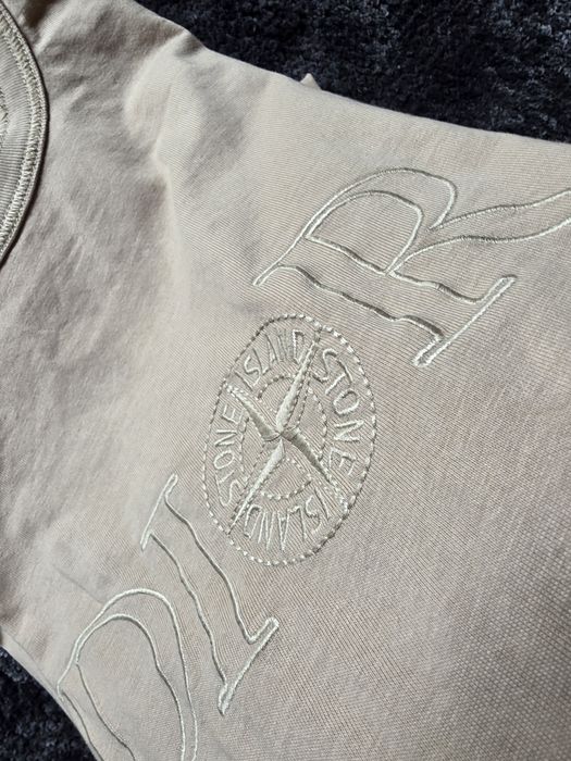 Dior × Stone Island – Бродирана тениска, пясъчен цвят (L)