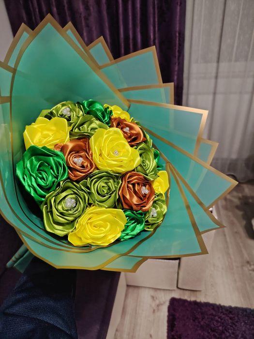 Buchet din 19 trandafiri din satin lucrati manual