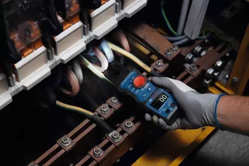 Измервателен тестер за напрежение - амперклещи GFM 1000-15 Bosch