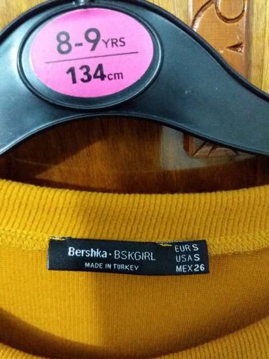 Pulover Bershka cu volane, mustar