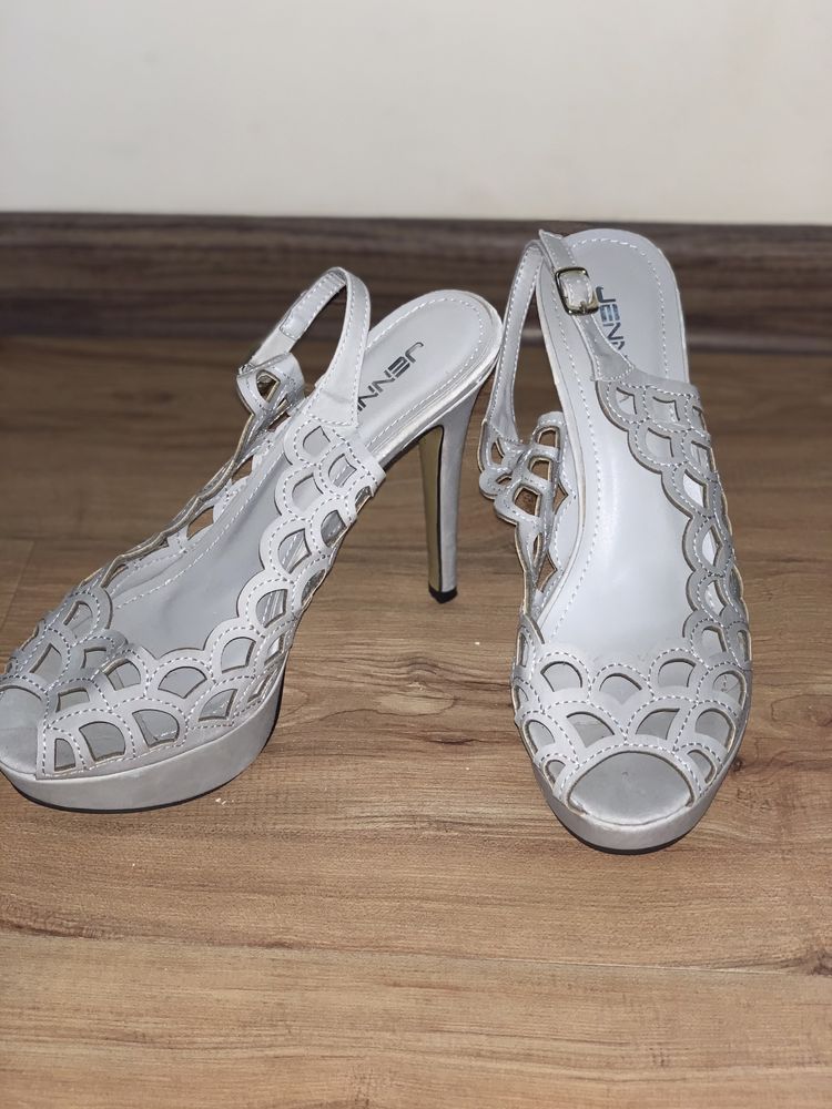 Дамски сиви обувки на висок ток