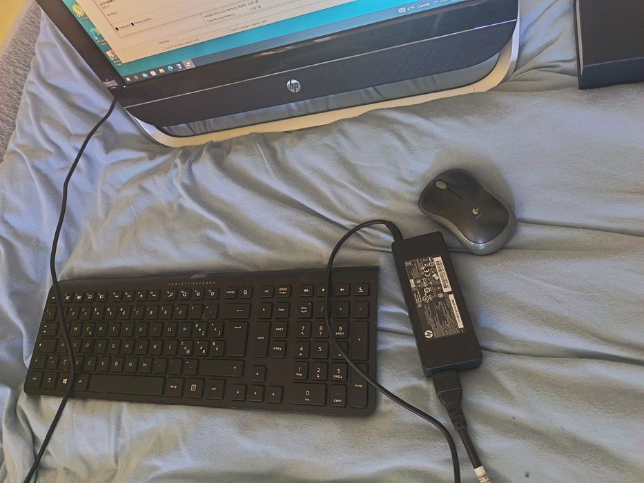 Calculator HP Desktop AMD E1‑1200 + 6 GB RAM + Monitor 19″ + Tastatura