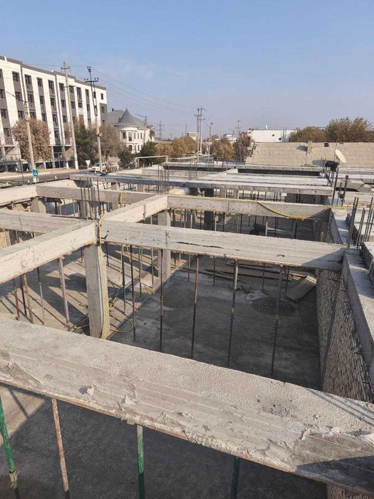 Продаются квартиры и магазины в центре Кагана вдоль дороги.