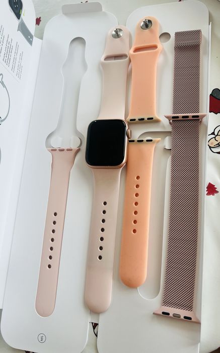 Apple Iwach SE 40mm gold aluminum Case Pink Sand Sport Band.