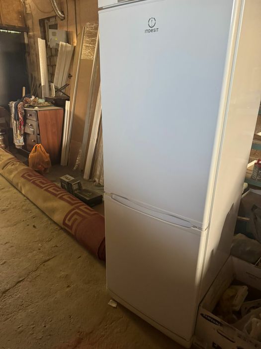 Продам холодильник индезит