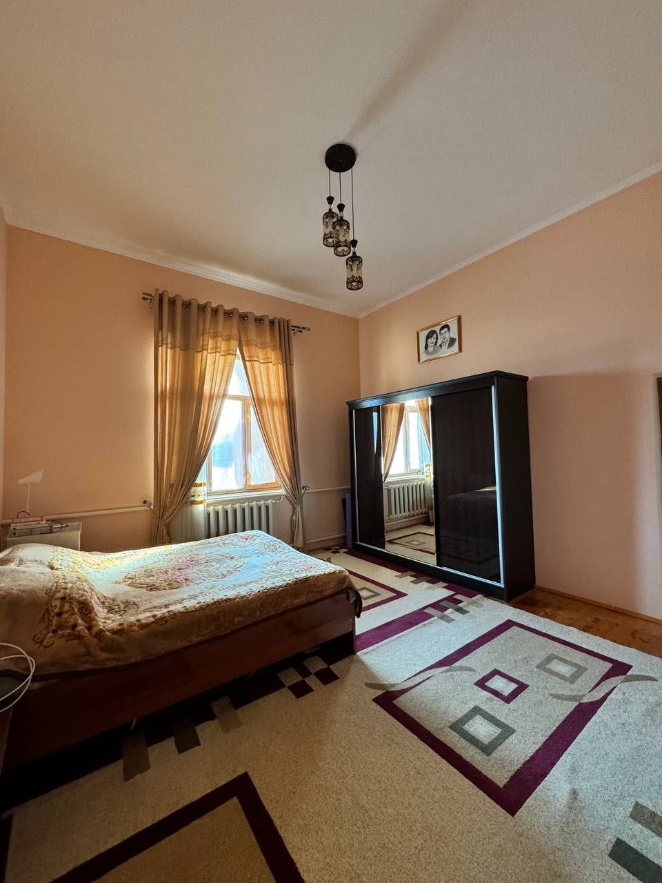 Guliston shaxar ,4 mavzeda joylashgan 10 sotix yer matdoniga ega hovli