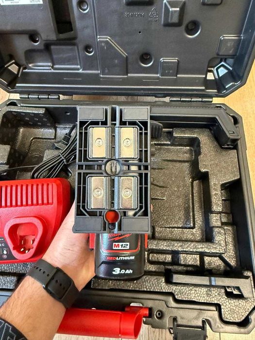 Nivela Laser Milwaukee M12 CLLP-301C
