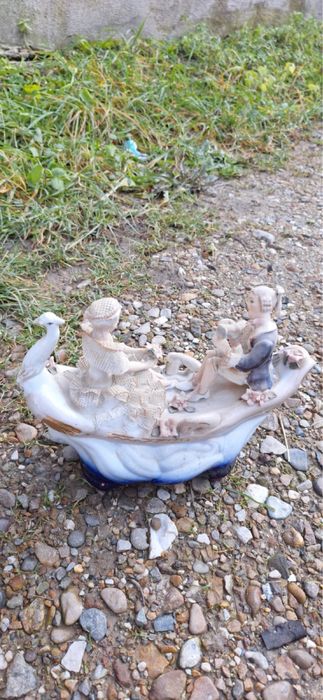 Vând bibelouri ….