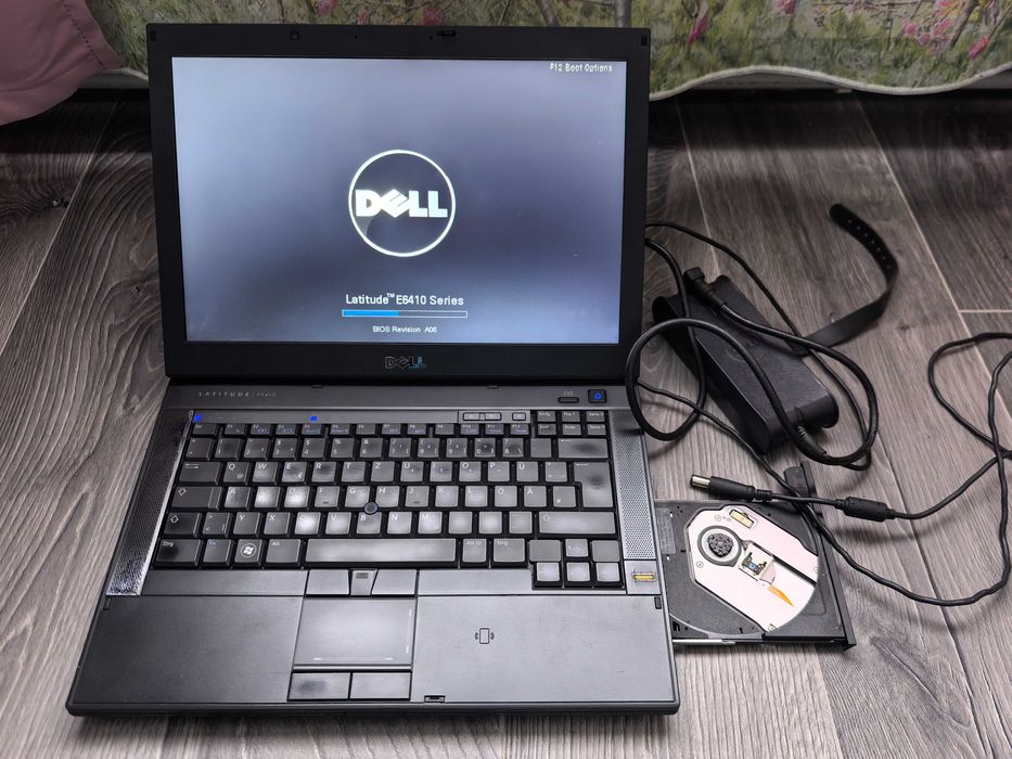 Laptop Dell,procesor i3,cu tastatura iluminata,DDR3,hard disk 500 gb