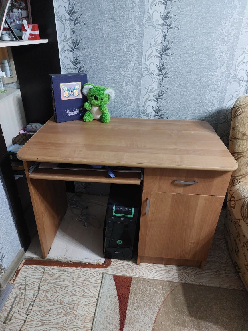 Продам стол компьютерный