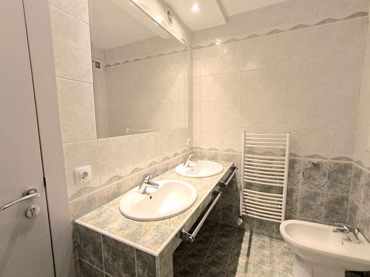Дава се под наем Тристаен апартамент в София, Лозенец - 85 кв.м за 750 € - Снимка #7