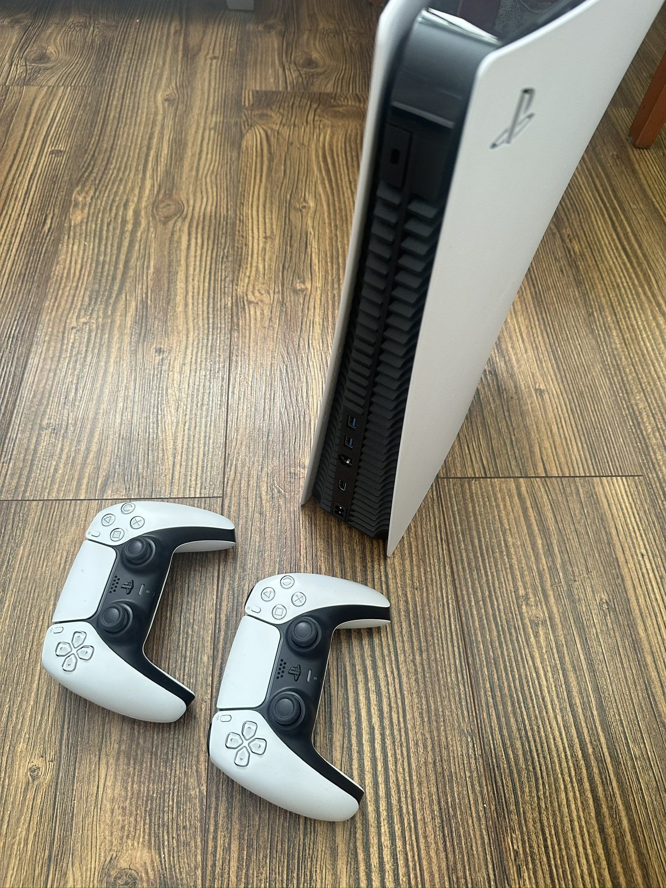 PlayStation5 като нов с гаранция до декември 2025г. и игри.