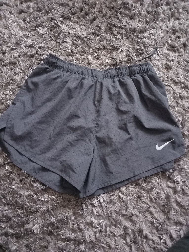 Vând pantaloni scurți dama M nike