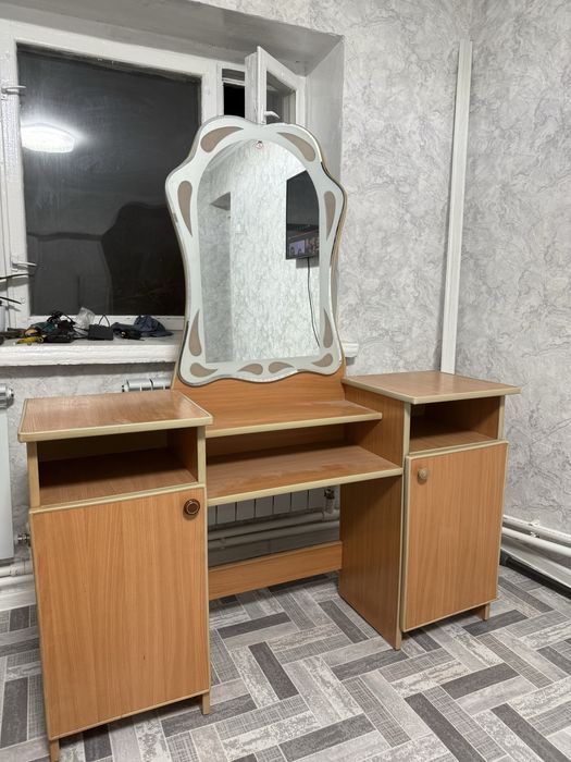 Срочно Продам трюмо с зеркалом