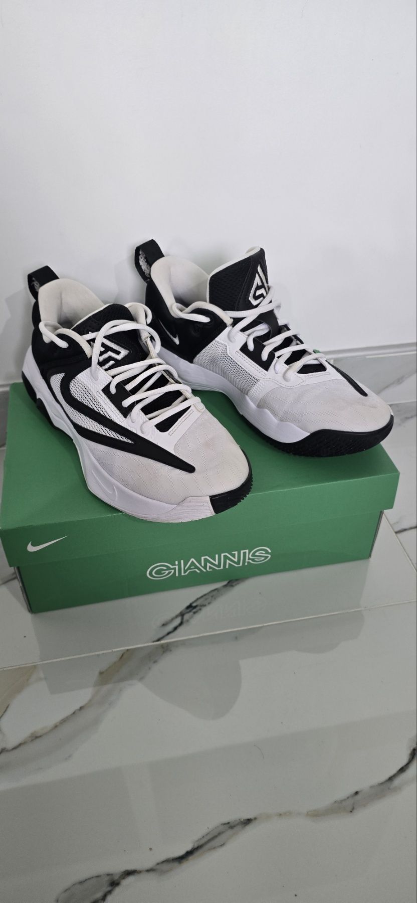 Спорни маратонки Guess & Nike