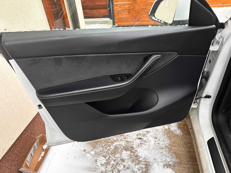Fata de usa tapiterie portiera si consola centrala Tesla Model Y 2020