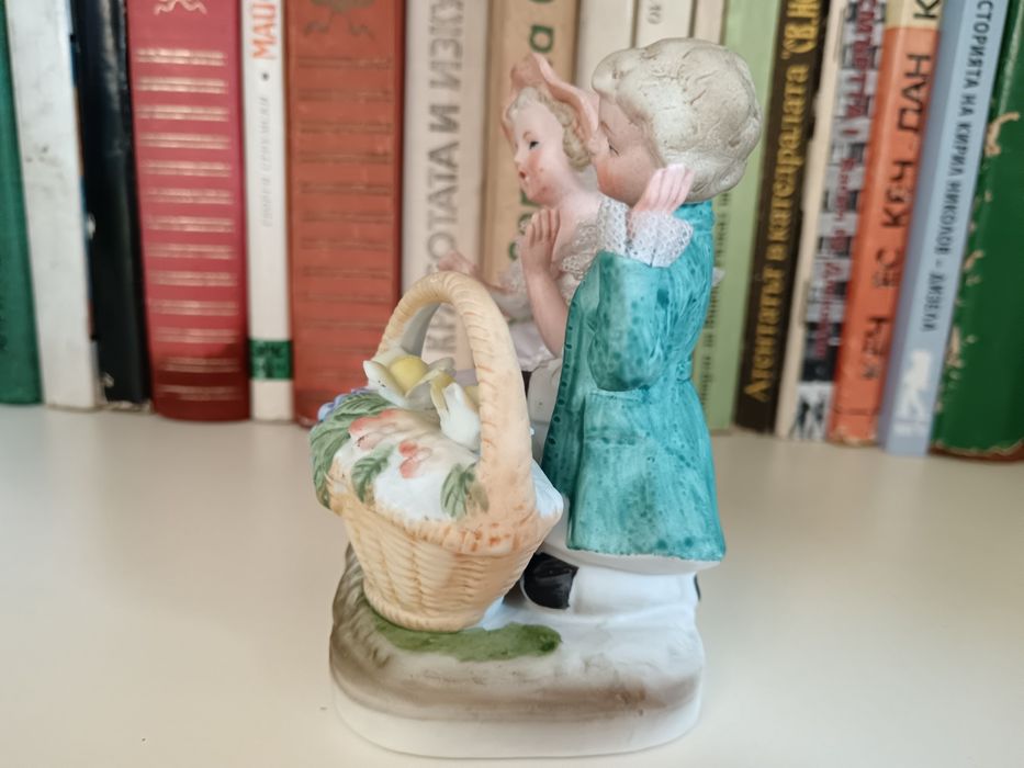 Порцеланова фигурка момиче и момче с кошница цветя