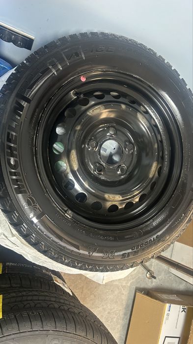 Продам зимнюю шипованную резину (michelin x ice north) с дисками