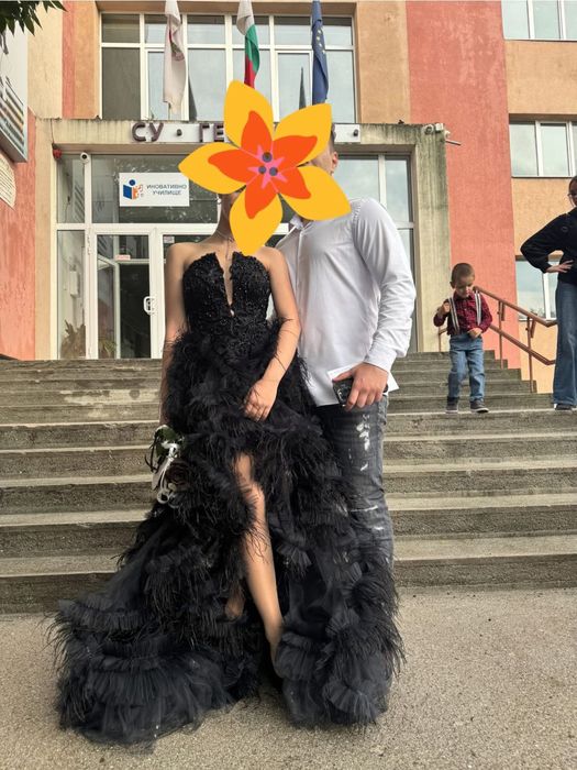 Бална рокля в черно с пера и ръчно пришити орнаменти