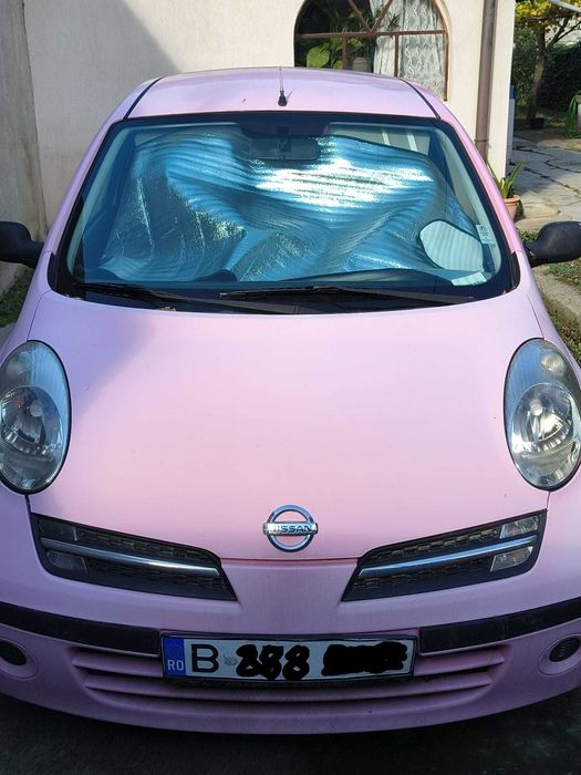 NISSAN Micra - roz, ideala pentru studente