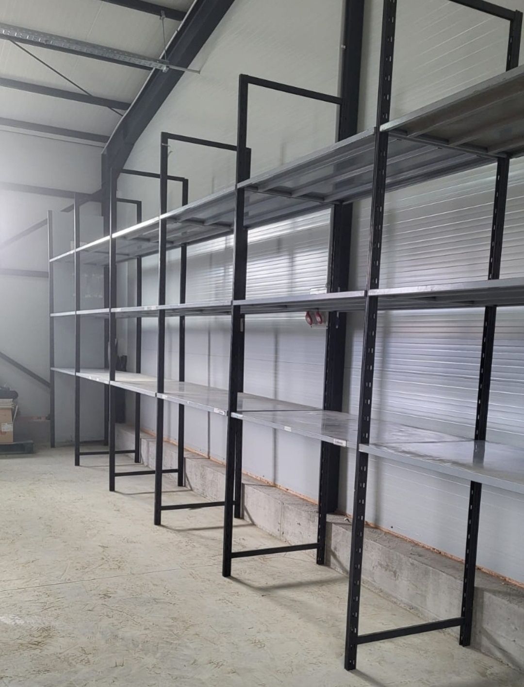 Rafturi metalice depozitare marfa manuala