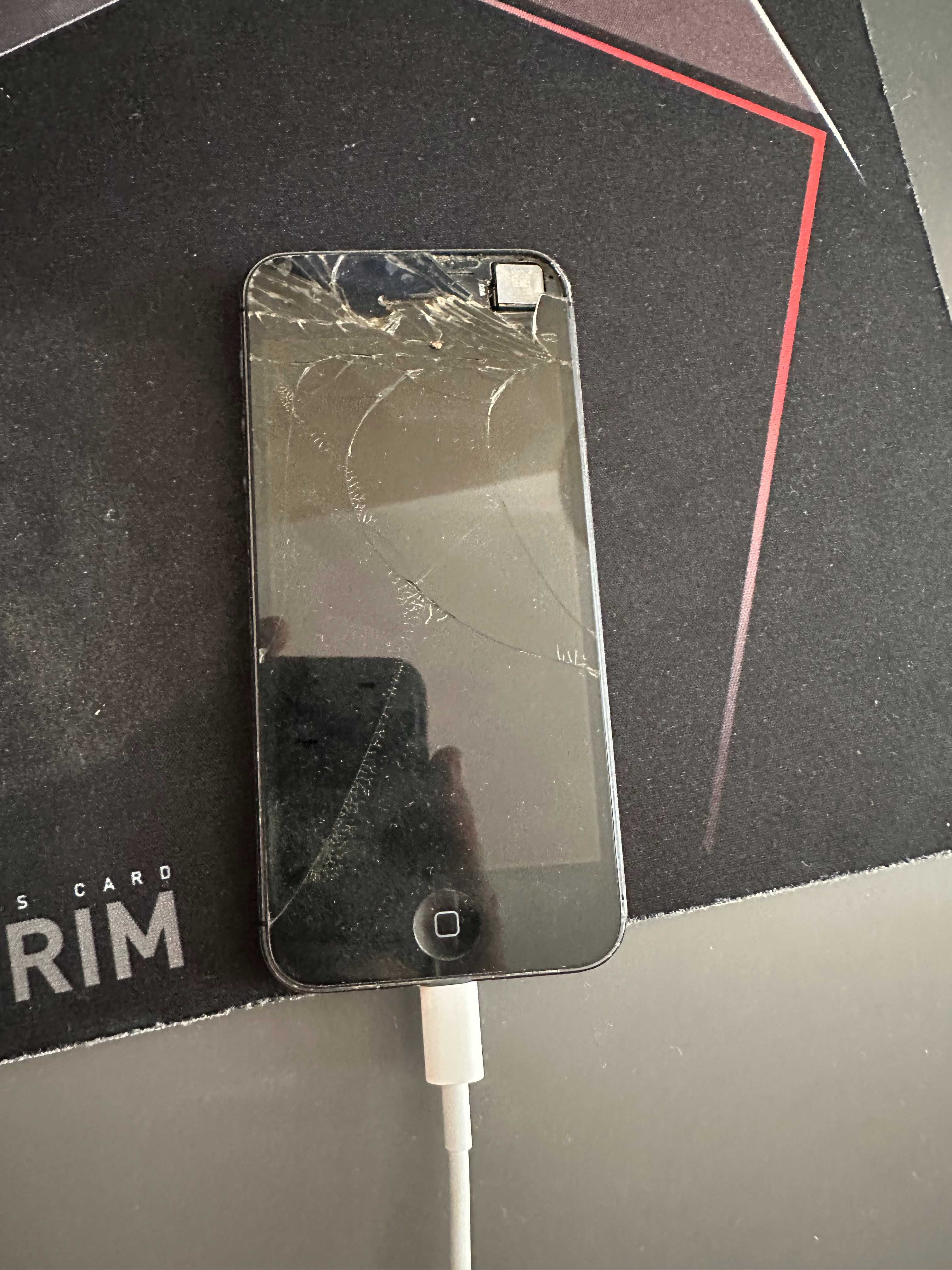 Счупен Iphone 5 (zа части)
