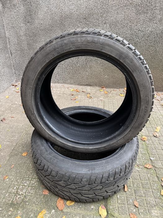 Продавам две гуми 225/45/17