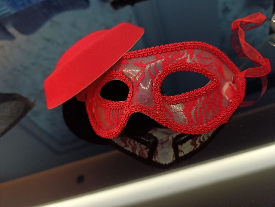 Карнавальная маска и шляпка-таблетка,черный и красный цвет