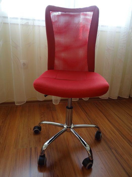 Офис стол червен. Без забележки!