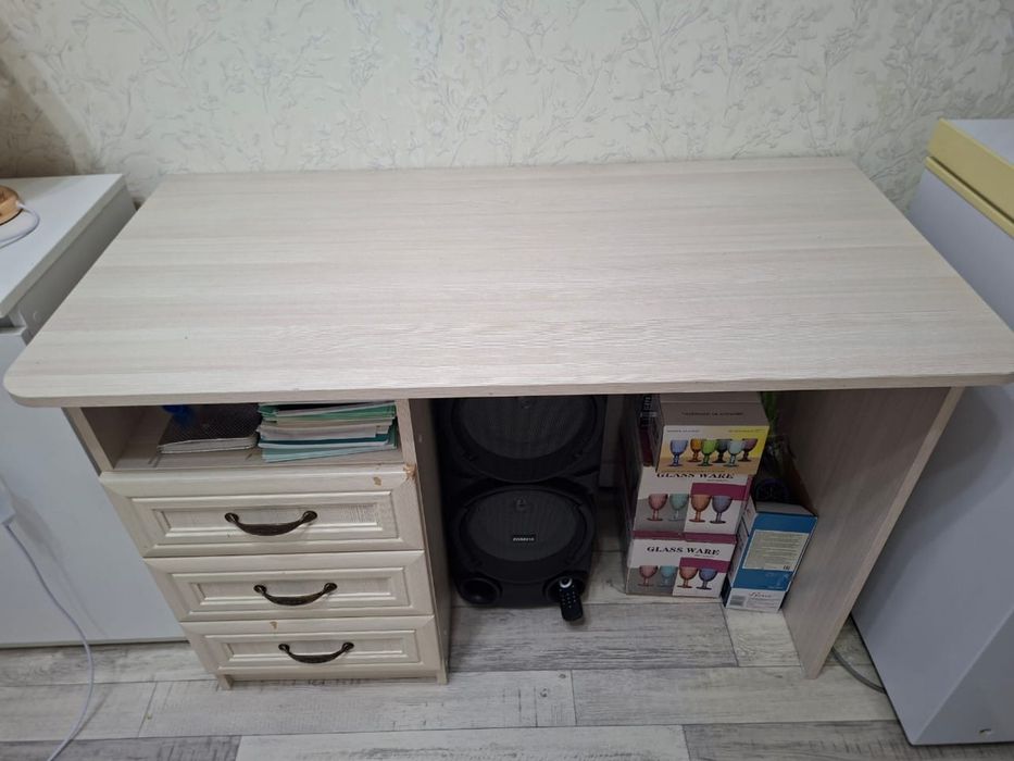 Письменный, компьютерный стол с ящиками