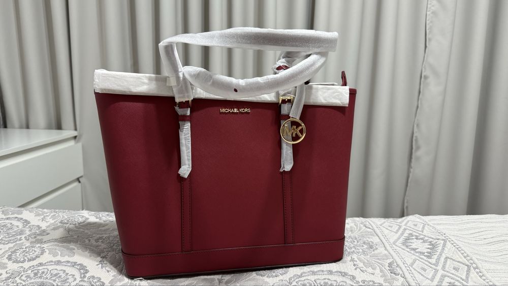 Сумка Michael Kors из линии Jet Set Travel