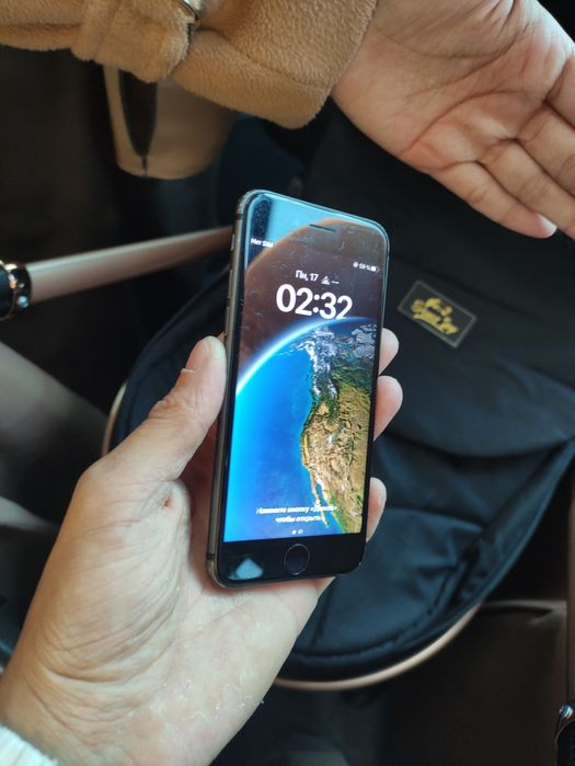 Продам Айфон 8 память 64 Емкость 100 сзади трещина