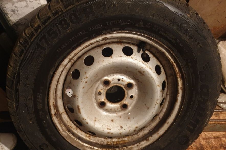 2 Roți Pirelli de iarnă R13, cu cuie M+S