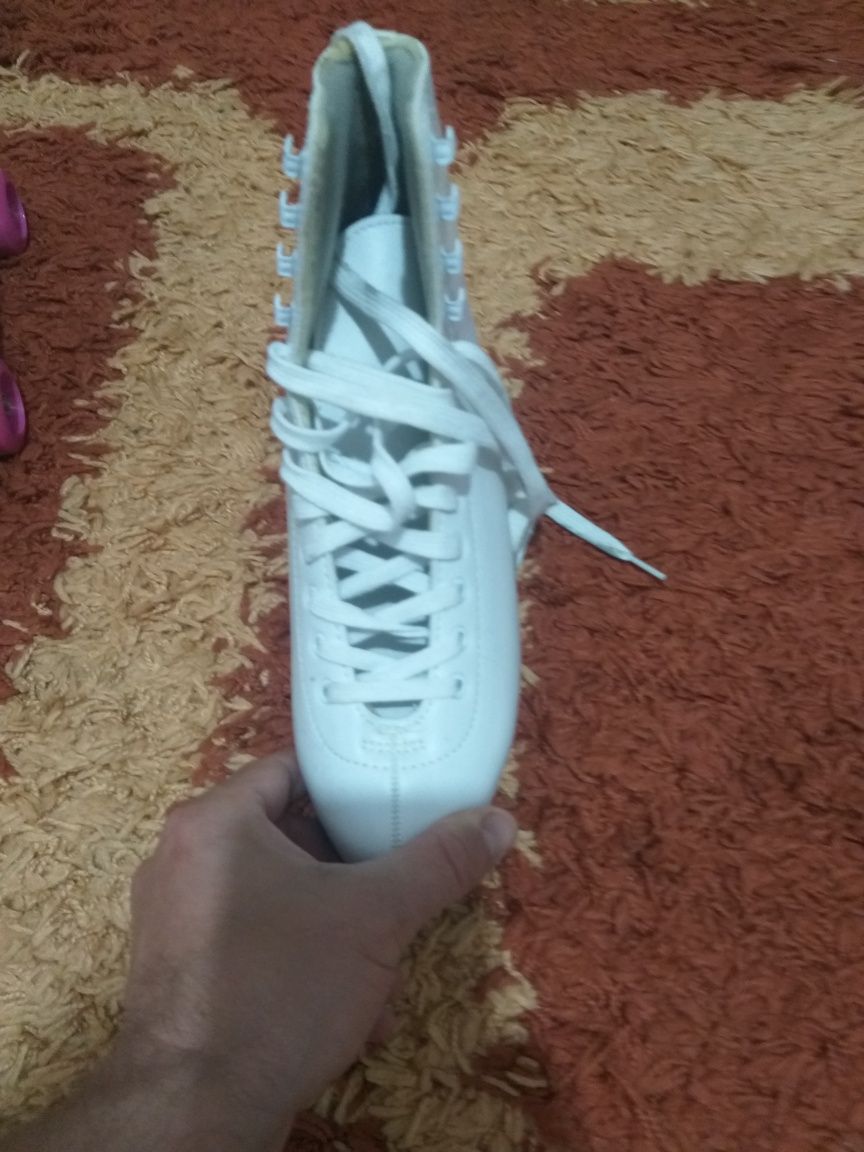Vand patine pt fete pret 105 lei negociabil
