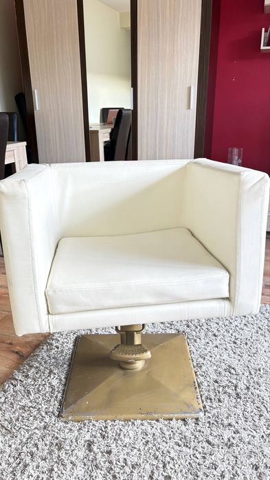 Scaun coafor cu pedala de picior